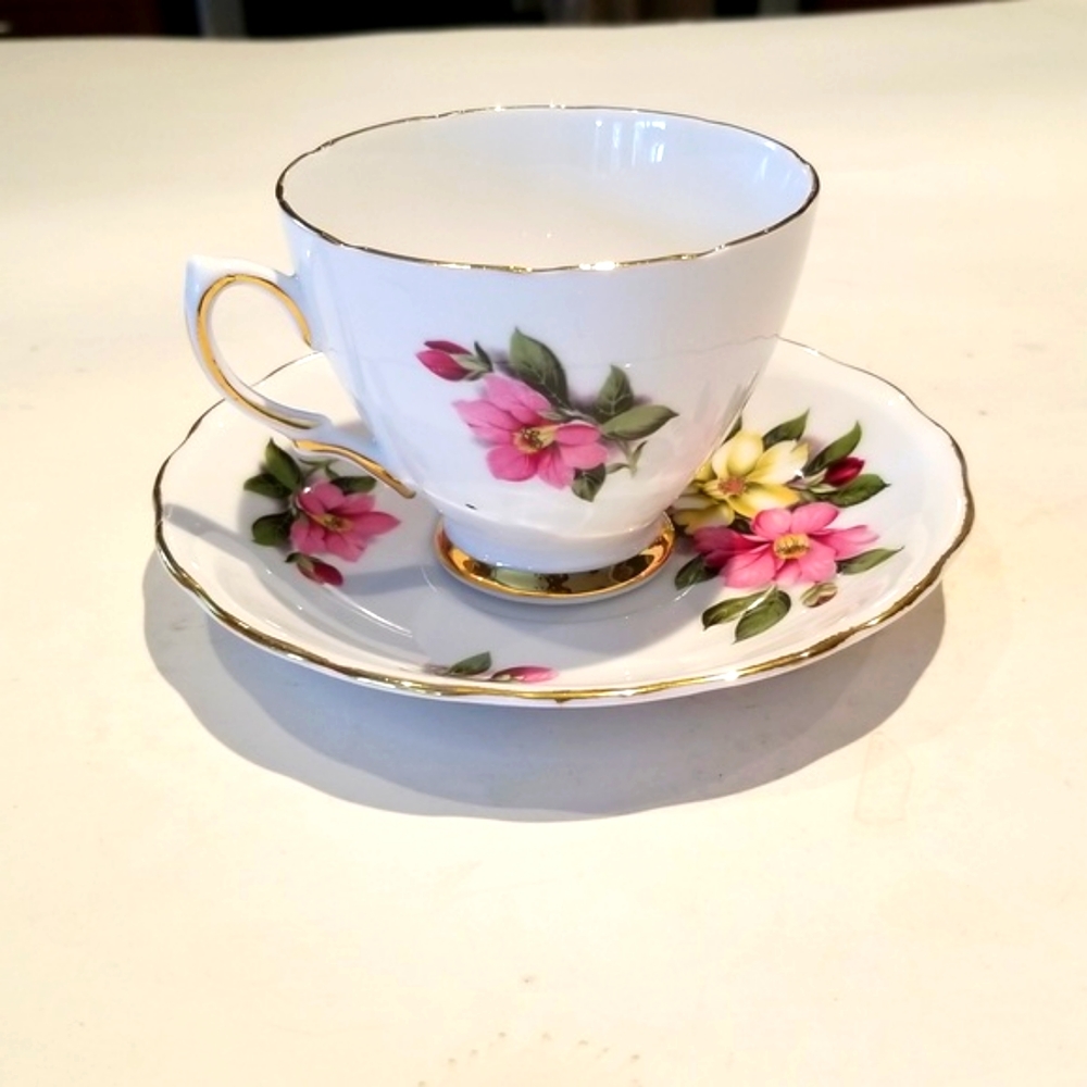 VINTAGE COLOLOUGH BONE CHINA TEA CUP AND SAUCE